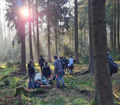 Gruppe Kinder im Wald