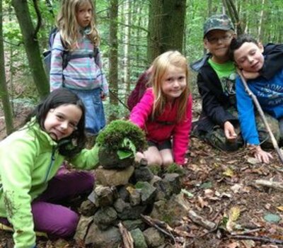 Kinder in den Waldferien